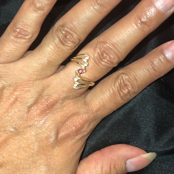 14k yg diamond/ruby ring - Picture 4 of 10